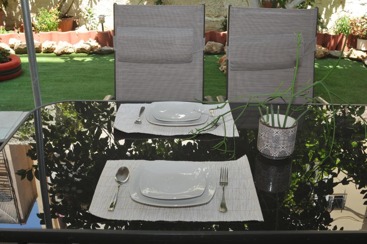 Appartamento Demi'S Garden Near The Metro Of Atene Esterno foto